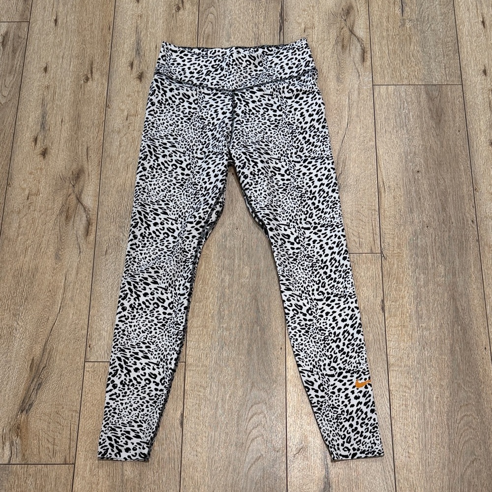🐆 NIKE Black & White Leopard Print Leggings